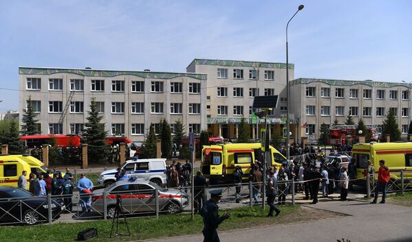 Ситуация у школы в Казани, в которой неизвестные открыли огонь - Sputnik Moldova