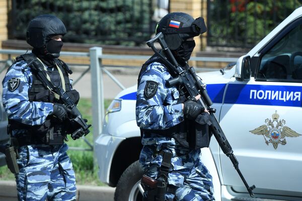 Сотрудники правоохранительных органов у школы в Казани, в которой неизвестные открыли огонь - Sputnik Moldova