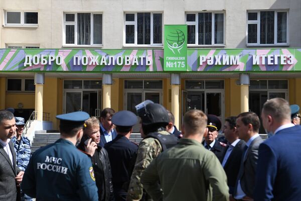 Ситуация у школы в Казани, в которой неизвестные открыли огонь - Sputnik Moldova