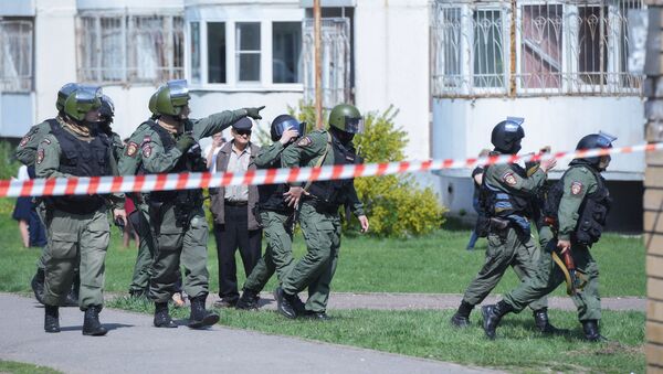 Сотрудники ОМОНа работают на месте стрельбы в гимназии № 175 в Казани - Sputnik Moldova