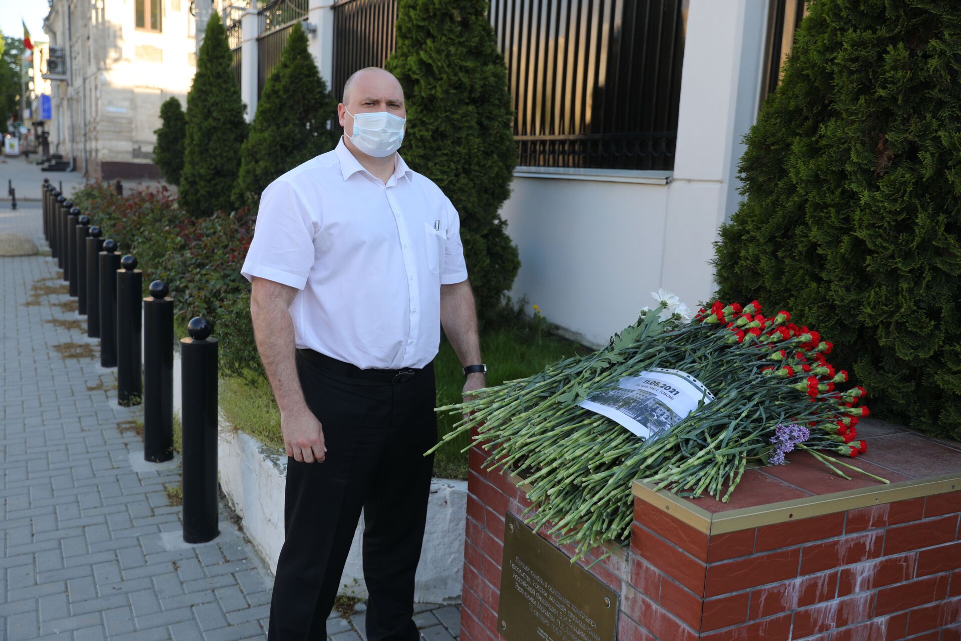 Kazan, suntem cu tine – chișinăuienii aduc flori la Ambasada Rusiei - Sputnik Moldova, 1920, 11.05.2021