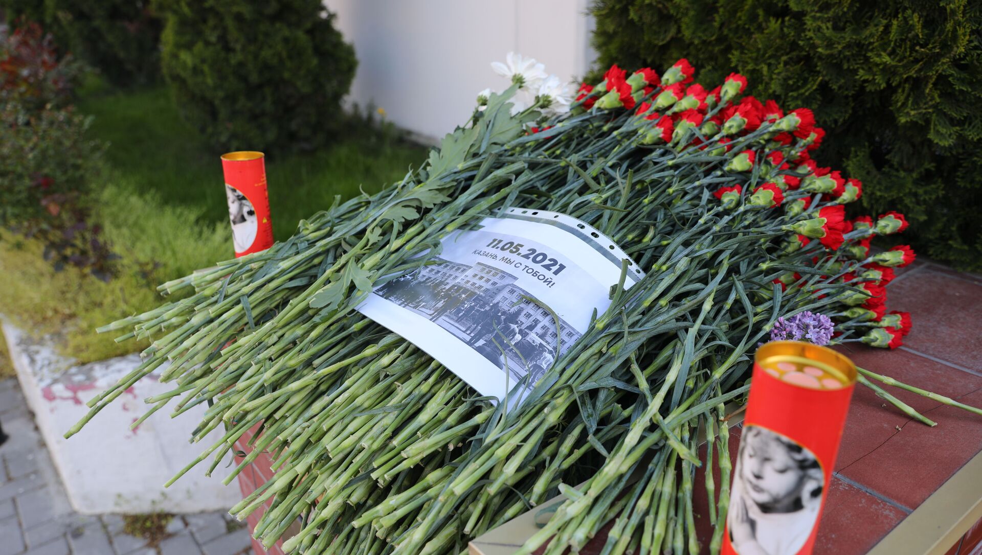 Кишиневцы несут цветы к посольству России - Sputnik Moldova, 1920, 11.05.2021