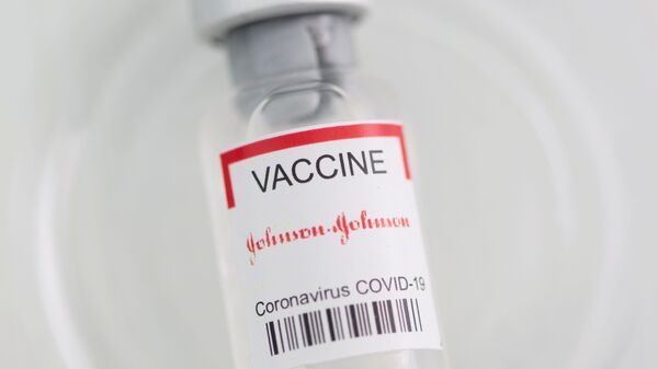 Флакон с надписью Вакцина против коронавируса Johnson & Johnson - Sputnik Молдова