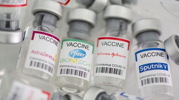 Флаконы с надписью вакцина против коронавируса «AstraZeneca, Pfizer - Biontech, Johnson & Johnson, Sputnik V (COVID-19)»  - Sputnik Молдова
