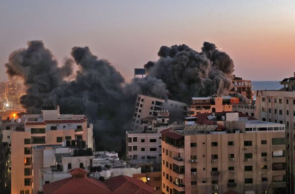 Pompierii sting clădiri  în flăcări după atacuri aeriene israeliene în orașul Gaza. - Sputnik Moldova-România