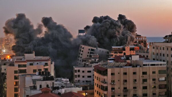 Пожарные тушат горящие многоквартирные дома после израильских авиаударов в городе Газа - Sputnik Moldova-România