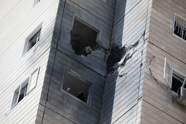 Vedere generală a unei case deteriorate de o rachetă lansată din Fâșia Gaza din Ashkelon, sudul Israelului. - Sputnik Moldova-România