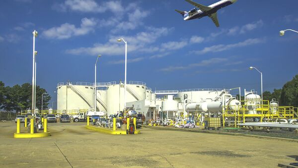 Топливные резервуары компании Colonial Pipeline в аэропорту города Шарлотт, США - Sputnik Moldova-România