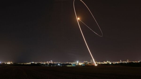 Система противовоздушной обороны Израиля Iron Dome перехватывает ракету, запущенную из сектора Газа - Sputnik Moldova