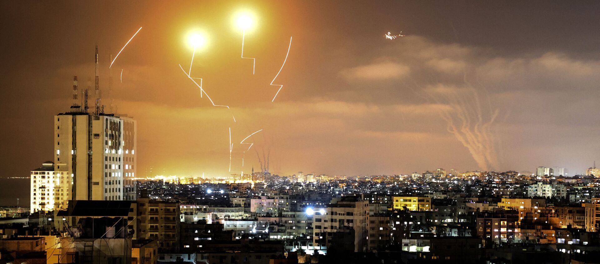 Ракеты, выпущенные в сторону Израиля из города Газа - Sputnik Moldova, 1920, 13.05.2021