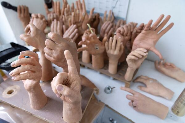 Руки восковых статуй на полке, ожидающих ремонта в музее восковых фигур Musee Grevin в Париже - Sputnik Moldova