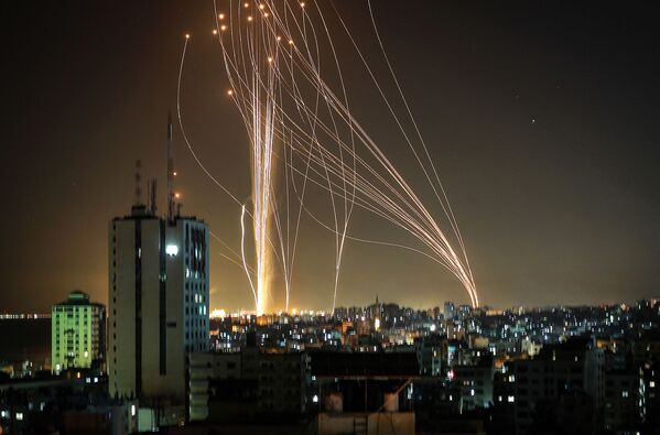 Ракеты запускаются из города Газа, контролируемого палестинским движением ХАМАС - Sputnik Молдова
