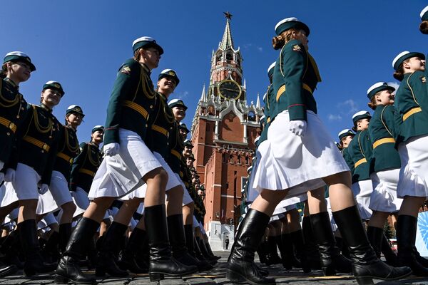 Российские женщины-военнослужащие на Красной площади в Москве во время репетиции военного парада в честь Дня Победы - Sputnik Молдова