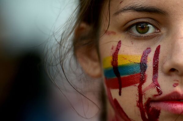Студентка во время антиправительственных протестов в Кали, Колумбия - Sputnik Молдова
