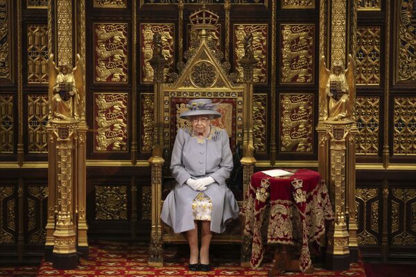 Королева Великобритании Елизавета II выступает с речью в Палате лордов в Вестминстерском дворце в Лондоне - Sputnik Молдова