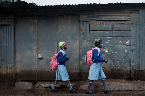 Ученицы идут в олимпийскую начальную школу после 6-недельного перерыва, связанного с коронавирусом, в трущобах Киберы, Найроби - Sputnik Молдова
