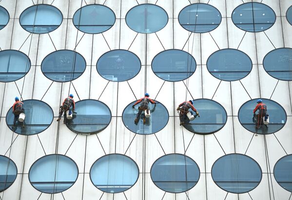 Рабочие моют окна в здании в Пекине  - Sputnik Молдова