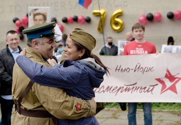 Участники акции Бессмертный полк танцуют в честь 76-й годовщины Победы в Великой Отечественной войне в Нью-Йорке - Sputnik Молдова