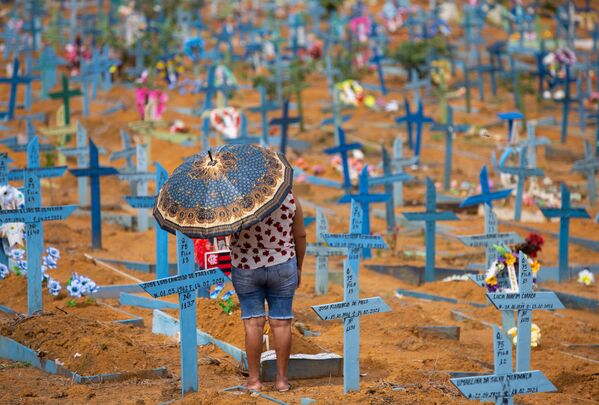 Женщина на кладбище Носа-Сеньора-Апаресида в День матери в Манаусе, штат Амазонас, Бразилия - Sputnik Молдова