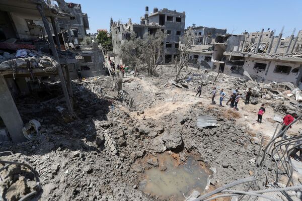 Палестинцы собираются на месте разрушенных домов после израильских авиационных и артиллерийских ударов в секторе Газа - Sputnik Moldova-România