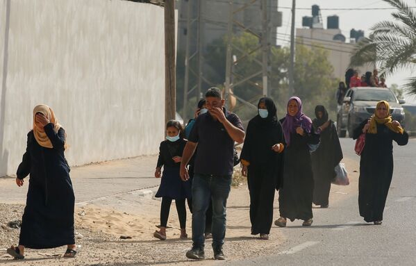 Палестинцы покидают свои дома во время израильских воздушных и артиллерийских ударов в секторе Газа - Sputnik Moldova-România
