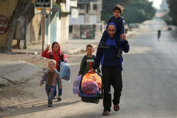 Палестинцы покидают свой дом во время израильских воздушных и артиллерийских ударов в секторе Газа - Sputnik Moldova-România
