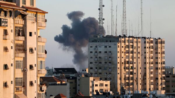 Дым от израильского авиаудара по Газе - Sputnik Молдова