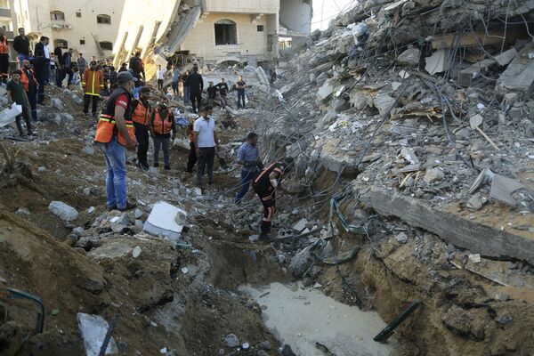Парамедики обследуют дом на севере Сектора Газа, разрушенный в результате израильского авиаудара - Sputnik Moldova-România