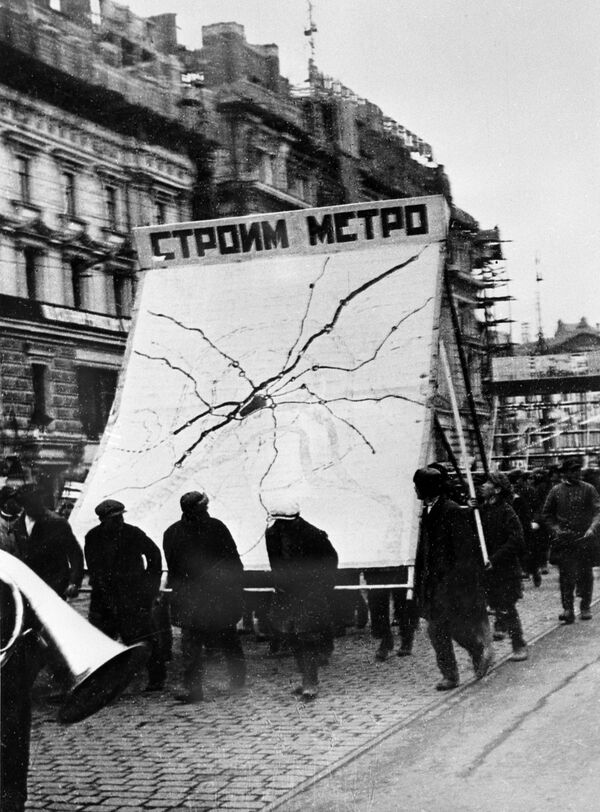 Празднование 15-ой годовщины Великой Октябрьской социалистической революции в Москве. Колонна московских метростроевцев направляется на Красную площадь, 1932 год - Sputnik Молдова