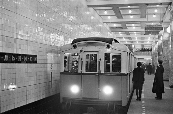 На станции метро Сокольники Московского метрополитена, 1948 год - Sputnik Молдова