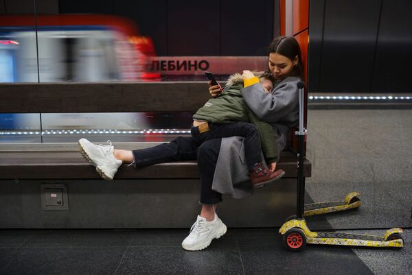 Девушка с ребенком на станции Жулебино Московского метрополитена, 2019 год - Sputnik Молдова