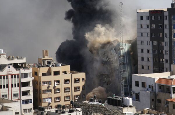 ВВС Израиля уничтожили высотку в Газе, в которой находились офисы американского информагентства Associated Press и катарского телеканала Al Jazeera - Sputnik Moldova-România
