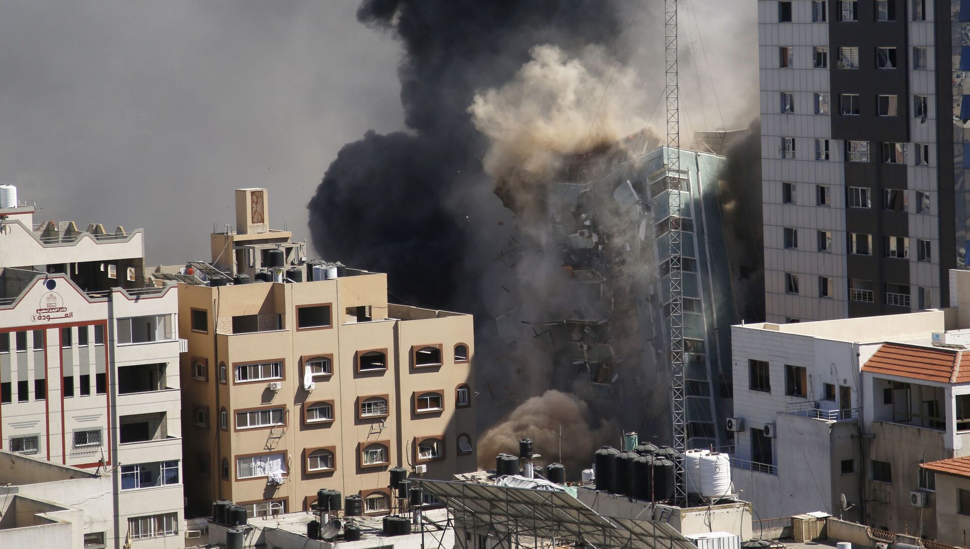 ВВС Израиля уничтожили высотку в Газе, в которой находились офисы американского информагентства Associated Press и катарского телеканала Al Jazeera - Sputnik Moldova, 1920, 21.05.2021