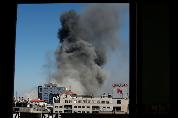 ВВС Израиля уничтожили высотку в Газе, в которой находились офисы американского информагентства Associated Press и катарского телеканала Al Jazeera - Sputnik Moldova-România