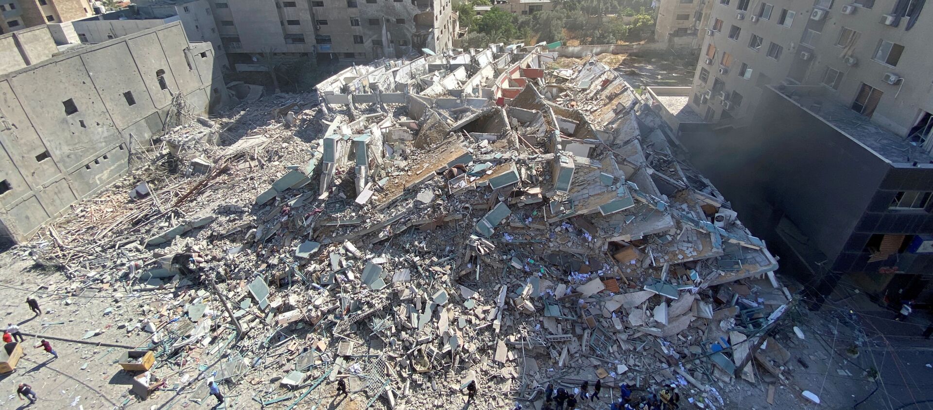 ВВС Израиля уничтожили высотку в Газе, в которой находились офисы американского информагентства Associated Press и катарского телеканала Al Jazeera - Sputnik Молдова, 1920, 19.05.2021