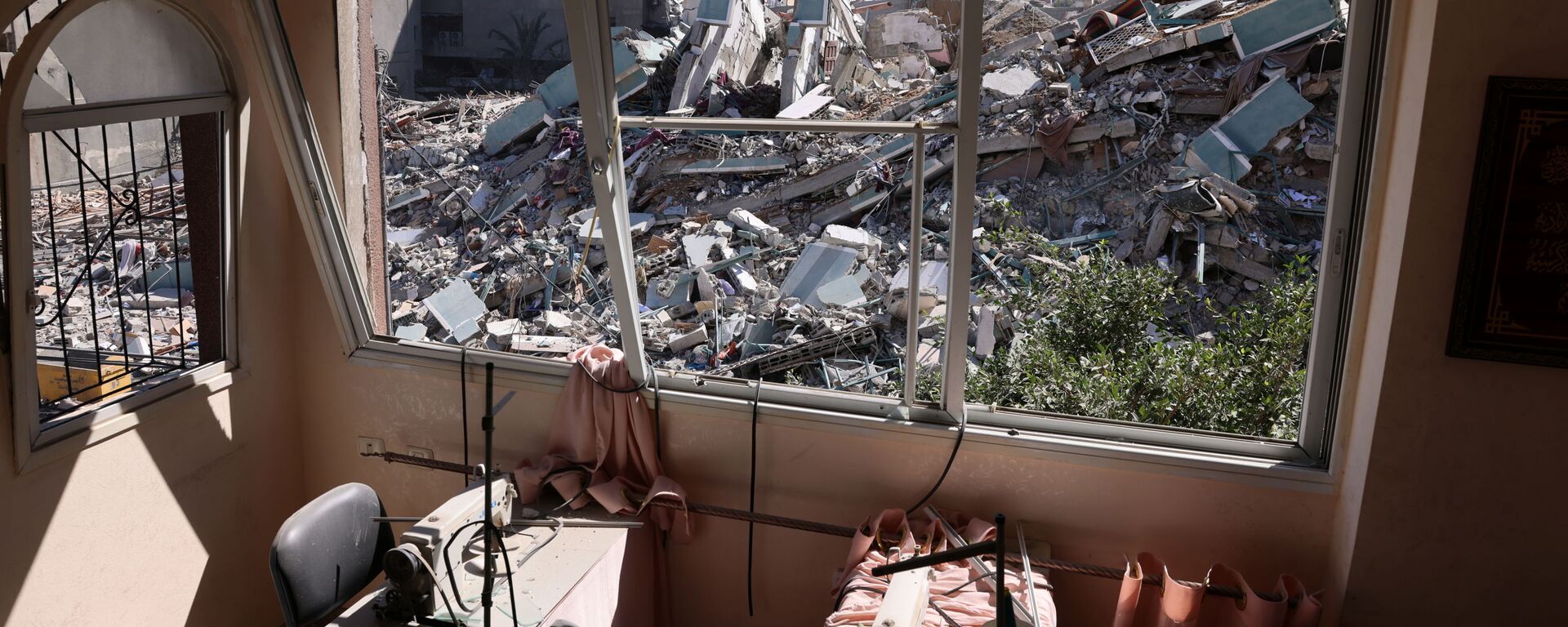 ВВС Израиля уничтожили высотку в Газе, в которой находились офисы американского информагентства Associated Press и катарского телеканала Al Jazeera - Sputnik Молдова, 1920, 21.05.2021