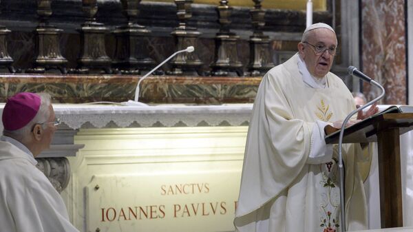 Papa Francesco celebra la messa in Vaticano - Sputnik Moldova-România