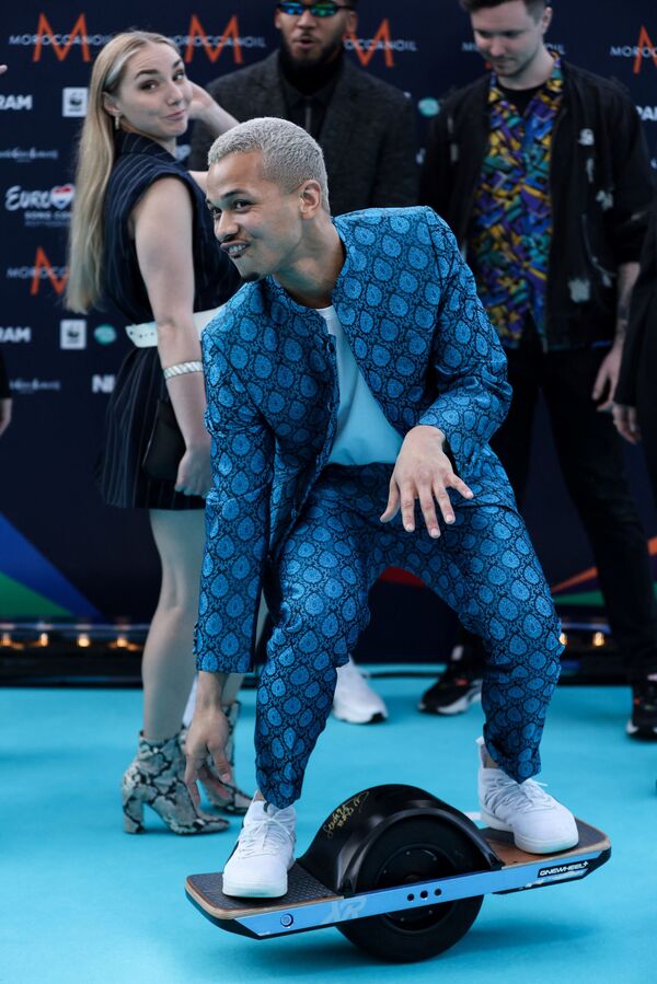 Певец Бенни Кристо на бирюзовой ковровой дорожке перед началом церемонии открытия Евровидения-2021 в Роттердаме - Sputnik Молдова