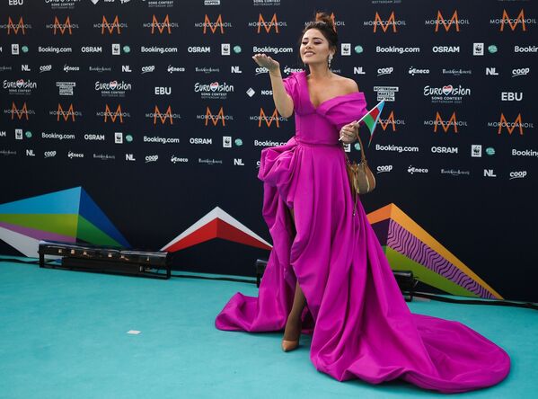 Певица Самира Эфенди (Азербайджан) на бирюзовой ковровой дорожке перед началом церемонии открытия Евровидения-2021 в Роттердаме - Sputnik Молдова
