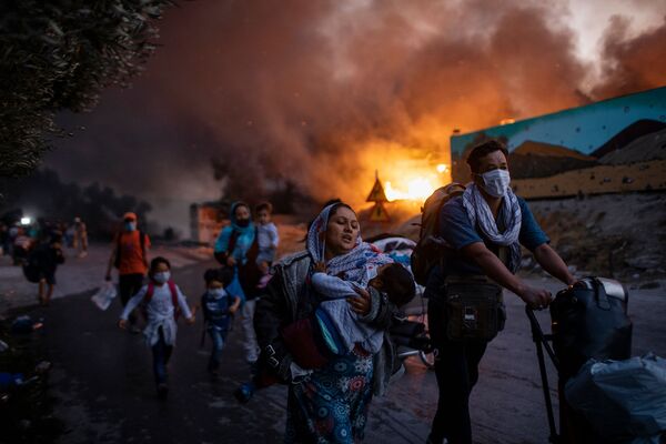Снимок из серии Fleeing a Fire Burning Refugee Camp греческого фотографа Petrosa Giannakouris, ставшим третьим в категории Single News конкурса Istanbul Photo Awards 2021 - Sputnik Молдова