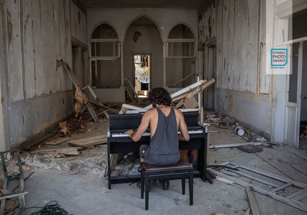 Снимок из серии Beirut Explosion австралийского фотографа Chris McGrath, ставший третьим в категории Story News конкурса Istanbul Photo Awards 2021 - Sputnik Молдова