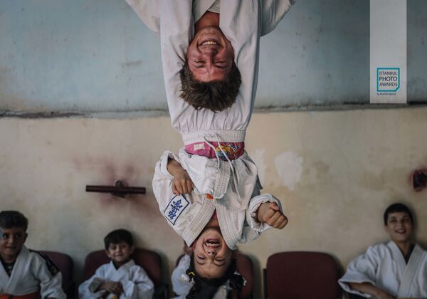 Снимок из серии Syria: Sport and Fun Instead of War and Fear сирийского фотографа Anas Alkharboutli, ставший третьим в категории Story Sports конкурса Istanbul Photo Awards 2021 - Sputnik Молдова