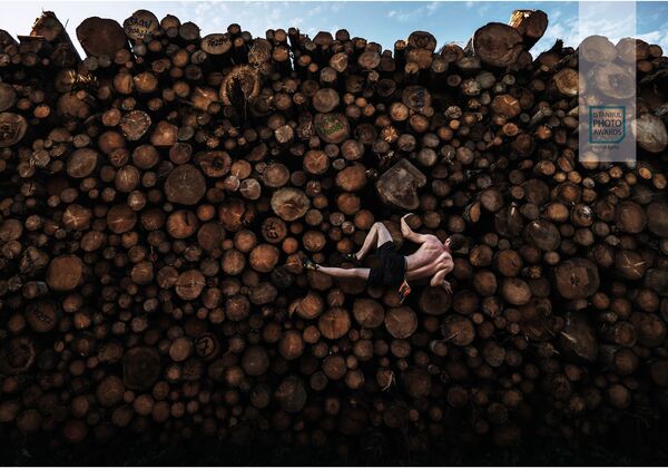 Снимок Log Pile Bouldering австралийского фотографа Adam Pretty, ставший третьим в категории Single Sports конкурса Istanbul Photo Awards 2021 - Sputnik Молдова