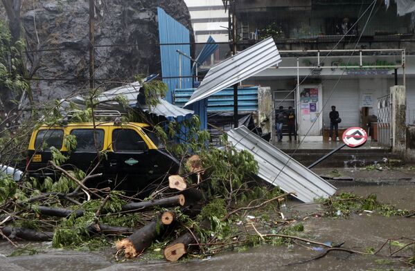 Пострадавшая машина во время циклона в Мумбаи  - Sputnik Молдова