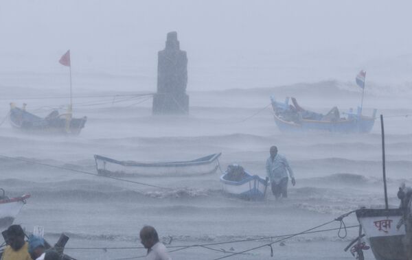 Рыбак со своей лодкой в ожидании помощи в Мумбаи  - Sputnik Молдова