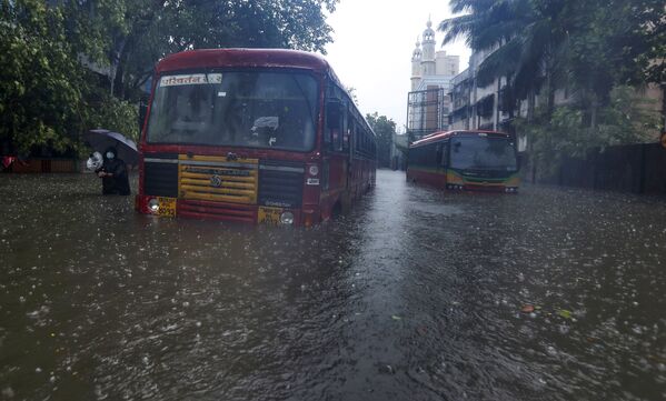 Автобусы на затопленной улице во время ливня в Мумбаи  - Sputnik Молдова