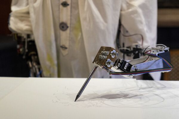 Ай-Да, искусственный робот-художник-гуманоид, рисует портрет своего создателя Эйдана Меллер - Sputnik Молдова