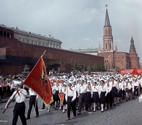 Парад на Красной площади в Москве, посвященный празднованию 41-летия Всесоюзной пионерской организации имени В.И.Ленина - Sputnik Молдова