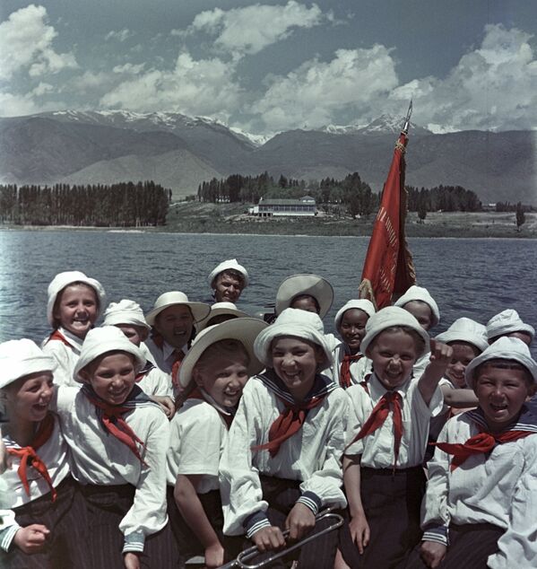  Дети, отдыхающие в санатории Чолпон-Ата, расположенном на берегу озера Иссык-Куль - Sputnik Молдова