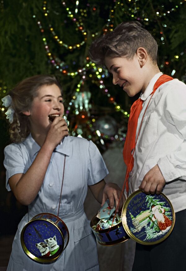 Дети рассматривают подарки на Новогодней елке в Московском Кремле - Sputnik Молдова